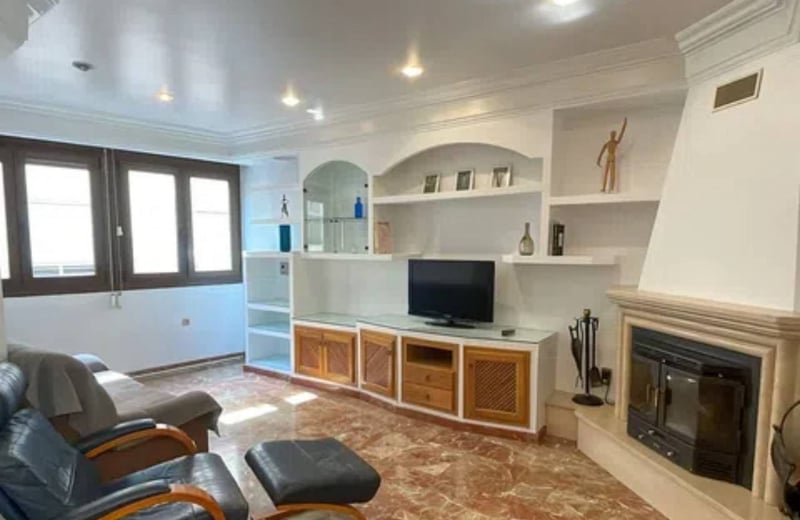 Location longue durée d’un duplex spacieux, 210 m², avec 4 chambres et une cheminée, Elche, Espagne